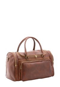 Borsa da viaggio in pelle marrone con doppie maniglie superiori, accessori in oro, molteplici scomparti con zip e una finitura liscia e strutturata.