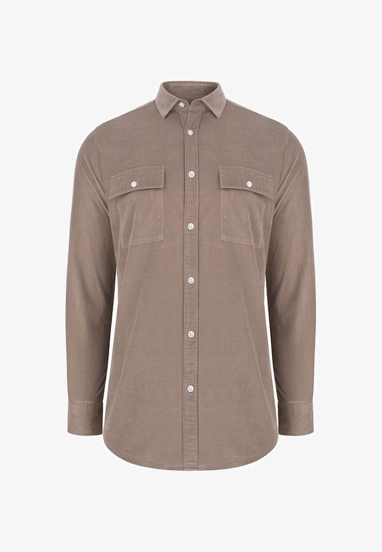 Brązowa koszula z długim rękawem, wykonana z miękkiego materiału, z zapięciem na guziki, dwiema kieszeniami na piersi i białymi guzikami. Gładka faktura.