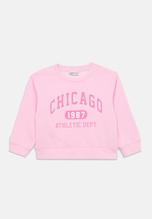 Sweatshirt rose court en tissu doux. Présente un texte blanc : « CHICAGO 1987 ATHLETIC DEPT. ». Poignets et encolure côtelés.