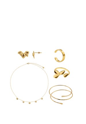Set aus goldfarbenem Schmuck, bestehend aus Schmetterlingsstecker-Ohrringen, Ring mit Blattdesign, dünner Halskette mit kleinen Schmetterlingsanhängern, offenem Armreif und Spiralarmband.