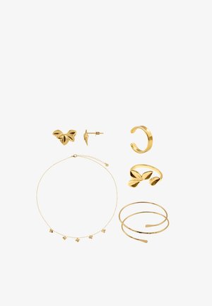 Ensemble de bijoux ton or comprenant des boucles d’oreilles papillon, une bague avec motif feuille, un collier fin avec de petites breloques papillon, un bracelet manchette ouvert et un bracelet spirale.