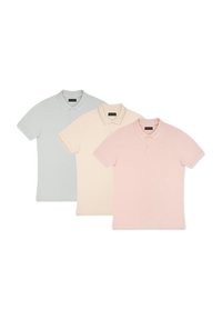 Trzy koszulki polo wyeksponowane razem: jasnoszara, pastelowożółta i delikatnoróżowa. Wykonane z gładkiej bawełny z klasycznym designem kołnierzyka.