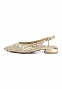 Zapato slingback tejido en oro con punta afilada, tacón bloque metálico plano y correa ajustable en el tobillo. La superficie texturizada añade detalle.