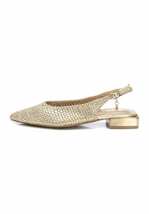 Zapato slingback tejido en oro con punta afilada, tacón bloque metálico plano y correa ajustable en el tobillo. La superficie texturizada añade detalle.