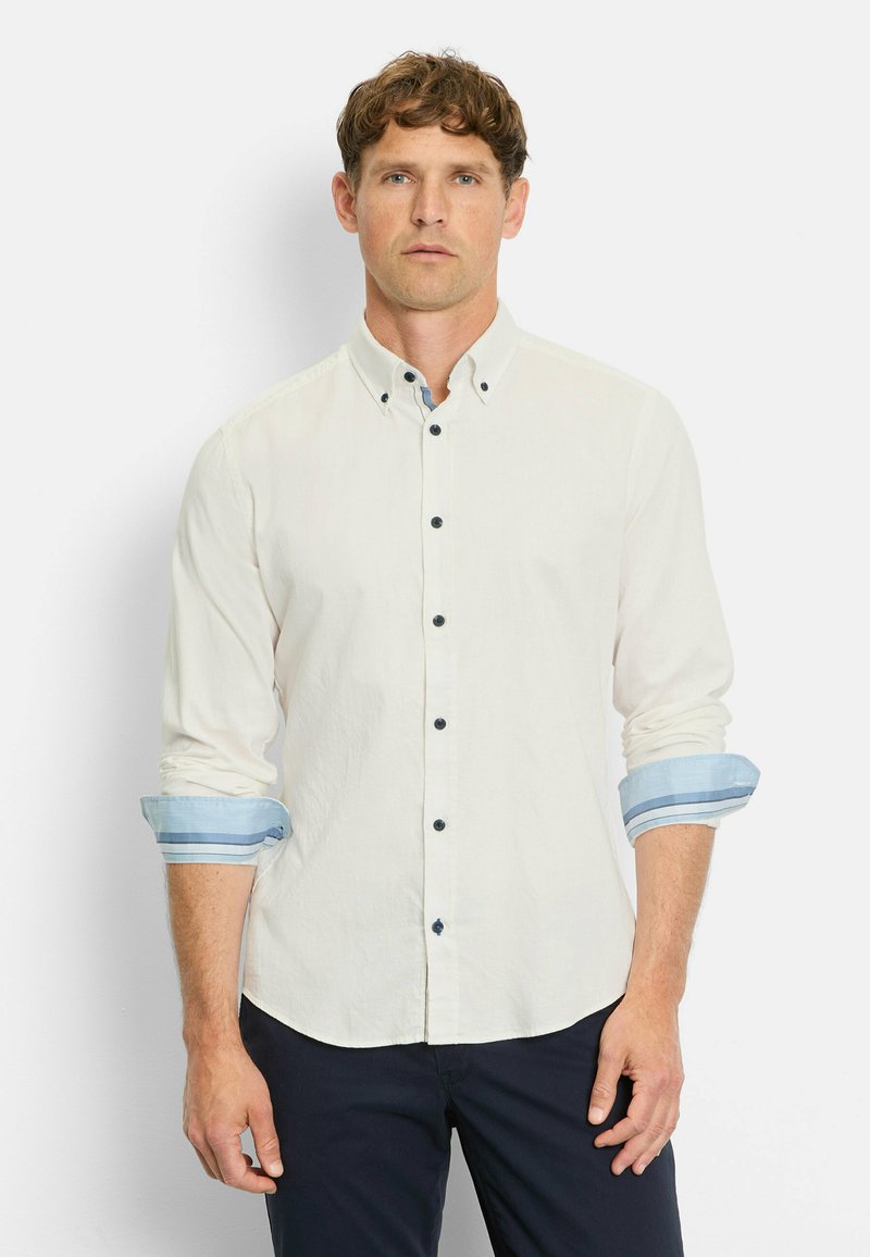 Weißes Langarmhemd mit Button-Down-Kragen, marineblauen Knöpfen und hellblauen gestreiften Manschetten. Glattes Gewebe, taillierte Passform, abgerundeter Saum.