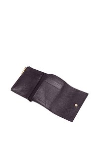 Portafoglio trifold in pelle nera con texture, dotato di slot per carte e chiusura a bottone a scatto, parzialmente aperto per mostrare i compartimenti interni.