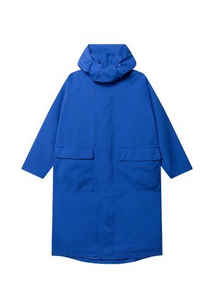 Długi niebieski płaszcz przeciwdeszczowy z kapturem, przedni zamek ukryty pod patką oraz dwie duże przednie kieszenie z patkami.