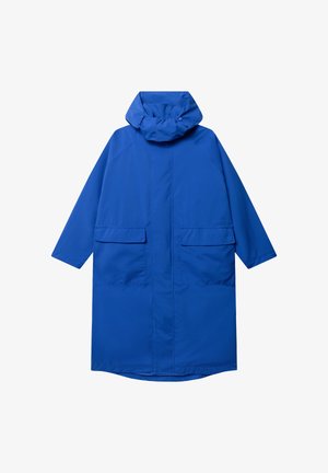 Długi niebieski płaszcz przeciwdeszczowy z kapturem, przedni zamek ukryty pod patką oraz dwie duże przednie kieszenie z patkami.