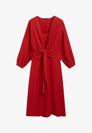 Rode jurk met een diepe V-hals, lange pofmouwen en een strikdetail in de taille. Gemaakt van lichte stof met een vloeiende silhouet.