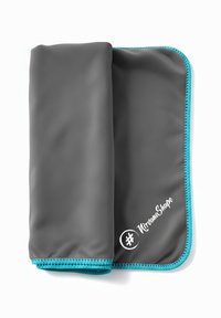 Graues Mikrofasertuch mit türkisfarbenen Nähten, in der Mitte gefaltet. Auf einer Seite befindet sich ein aufgedrucktes Logo, das das praktische Design und die Textur betont.
