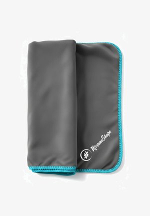 Graues Mikrofasertuch mit türkisfarbenen Nähten, in der Mitte gefaltet. Auf einer Seite befindet sich ein aufgedrucktes Logo, das das praktische Design und die Textur betont.