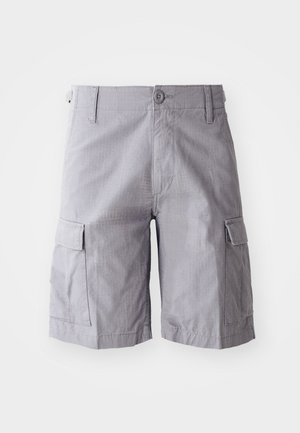 Shorts cargo gris en tissu léger, avec deux poches latérales, une fermeture à bouton et un motif de surface texturé.