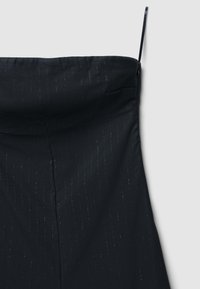Schwarzes trägerloses Kleid mit tailliertem Oberteil und gerader Silhouette. Der Stoff hat dezente Nadelstreifen, mit einer glatten Textur und einem glänzenden Finish.