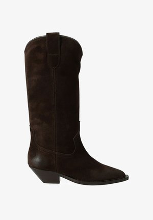 Stivale western da cowboy in camoscio marrone scuro con tacco basso angolato e punta appuntita, cuciture laterali e linguetta in cima.