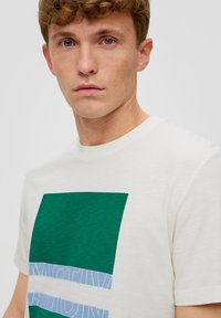 s.Oliver MIT FRONT - T-Shirt print - weiß