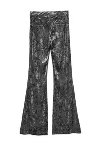 Pantaloni a zampa nera in velluto con una texture liscia, dotati di due tasche posteriori e una leggera lucentezza. Nessun hardware visibile o decorazioni.