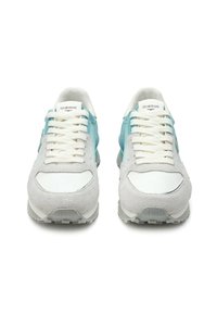Sneaker grigie chiare con accenti turchesi, tomaia in suede e sintetico, lacci bianchi, punta rotonda e suola in gomma texturizzata.