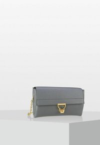 Szara torebka skórzana o fakturze, z złotym metalowym zapięciem i łańcuszkowym uchwytem, charakteryzująca się prostokątnym kształtem i klapką.