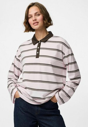 Polo à manches longues de couleur rose clair avec des rayures horizontales marron foncé, doté d'un col marron et d'une patte de boutonnage à trois boutons. Coupe décontractée.
