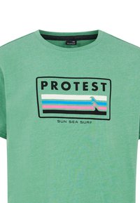 Groene katoen t-shirt met een zwarte rechthoekige grafiek met de tekst "PROTEST" en kleurrijke horizontale strepen, gelabeld "SUN SEA SURF."