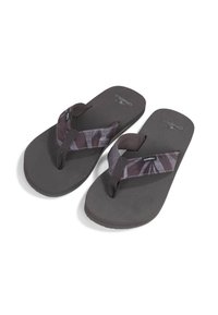 Mustat ja harmaat flip-flopit, joissa on teksturoitu pohja, kuvioidut hihnat ja brändilogo pohjassa sekä hihnassa.