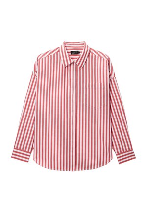 Chemise à manches longues à boutons avec rayures verticales rouges et blanches et une poche poitrine sur fond blanc.