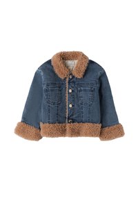Chaqueta de denim con un cuello y puños de piel sintética marrón, que cuenta con bolsillos frontales de parche y un cierre abotonado. Detalles de textura contrastante.