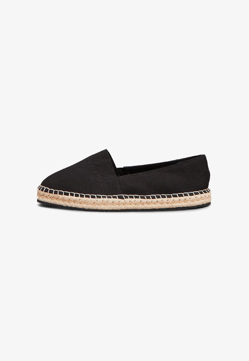 Zwarte canvas espadrille met een ronde neus, heeft een natuurlijke jute touwzool en ingewikkelde stiksels langs de rand, lichtgewicht ontwerp.
