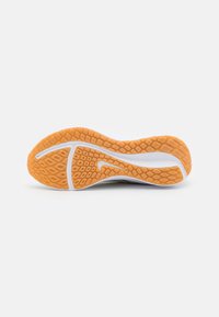 Nike Performance DOWNSHIFTER 13 - Silniční běžecké boty - phantom/neutral olive/light bone/light brown/sail