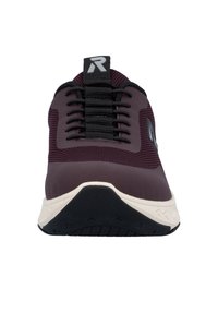 Burgunderfarbene Sportschuhe mit einem Mesh-Obermaterial, schwarzen Schnürsenkeln und einer strukturierten weißen und schwarzen Sohle. Mit einem auffälligen Logo auf der Zunge.