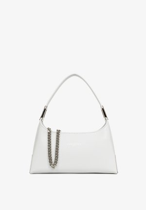 Borsa in pelle bianca con forma strutturata, dotata di una catena in tono argento e manico elegante, logo in rilievo sulla parte anteriore.
