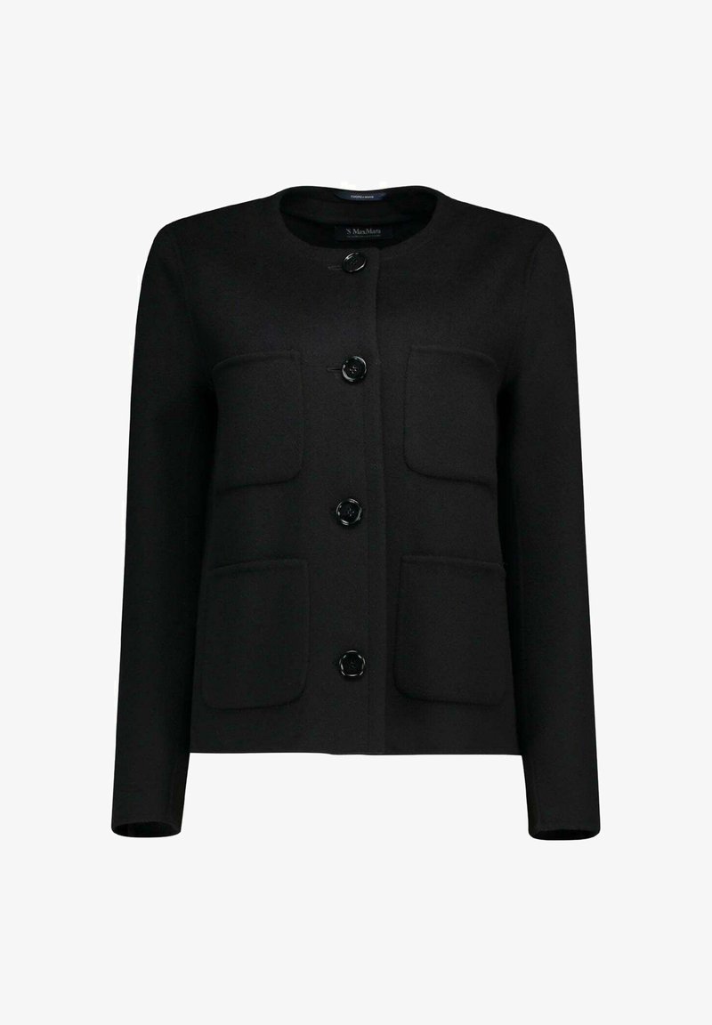 Giacca nera a maniche lunghe con collo rotondo, quattro bottoni frontali e due tasche sul petto e due tasche inferiori a toppa.