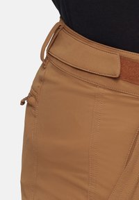 Bruine cargoshorts van een gestructureerde stof, met een brede tailleband en contrasterende stiksels. Inclusief een zijzakdetail.