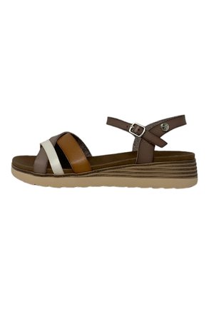 Sandalias de cuero con tres correas de colores en marrón, crema y tostado. Cierre de hebilla, plantilla acolchada y un tacón bajo con suela acanalada.