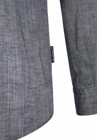 Blauwe linnen shirtmouw met een op maat gemaakte zoom, voorzien van een subtiele textuur en een label met "HECHTER" in witte letters en rode accenten.