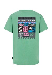 Camiseta de algodón verde con un estampado gráfico colorido en la parte posterior, que muestra patrones geométricos, íconos de surf y elementos de texto en rosa y azul.
