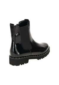 Czarne lakierowane botki za kostkę z elastycznymi panelami bocznymi, chunkową gumową podeszwą, zaokrąglonym noskiem oraz nitowanymi detalami wzdłuż krawędzi podeszwy.