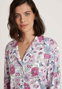 Bloempatronen overhemd van lichtgewicht stof, met een knoopsluiting aan de voorkant, een kraag en kleurrijke bloemen in roze, blauw en groene tinten.