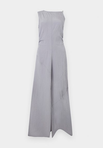 Αμάνικο, ανοιχτό γκρι μάξι φόρεμα με ψηλό λαιμόκοψη, διακριτή υφή και ασύμμετρο τελείωμα με σκίσιμο μπροστά.