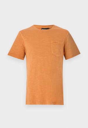 Tricou cu mânecă scurtă, de culoare portocalie, fabricat din bumbac moale. Prezintă o buzunar pe piept cu detalii de cusătură. Design clasic cu gât rotund.