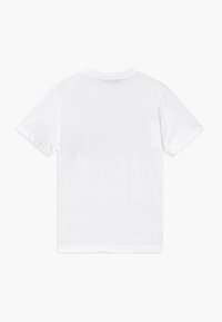 Bílý bavlněný tričko s klasickým kulatým výstřihem, krátkými rukávy a hladkou texturou. Záda jsou jednoduše provedená, bez grafiky nebo štítků.