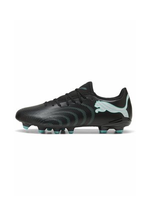 Schwarzer Fußballschuh mit türkisfarbenen Akzenten, türkisfarbenem Puma-Logo an der Seite und Stollen an der Sohle für Outdoorsport.