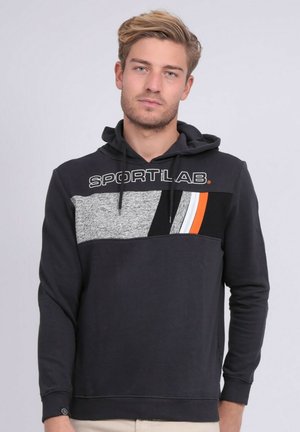 Haut à capuche noir avec un design de panneaux gris et orange. Comprend une capuche avec cordon de serrage et le logo "SPORTLAB" en blanc. Matière en mélange de coton.