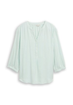 Hellblaue langärmlige Bluse mit vertikalen weißen Streifen, Stehkragen, teilweise mit Knopfleiste vorn und gerafften Ärmeln.