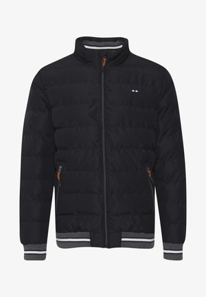 Schwarze Daunenjacke mit hohem Kragen, Reißverschluss, zwei Seitentaschen und kontrastierenden grauen Streifenakzenten an den Bündchen und am Saum.
