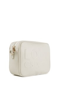 Borsa cosmetica in pelle color crema con logo impresso, forma rettangolare, chiusura con zip e dettagli in metallo dorato.