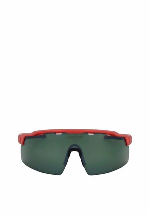 Occhiali da sole sportivi con lenti scure avvolgenti e una montatura rossa progettata per attività all'aperto.