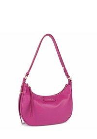 Rosekleurige leren schoudertas met een gebogen vorm, textuurafwerking, gouden hardware en een ritsluiting. Voorzien van een kwastdetail.