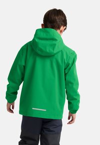 Groene waterdichte jas met een capuchon, elastische manchetten en een reflecterende accent op de zoom, gemaakt van glad, duurzaam materiaal. Achteraanzicht weergegeven.