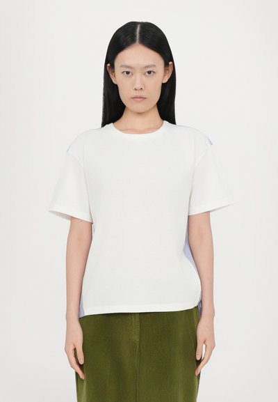 Witte t-shirt met korte mouwen en een ronde hals, met blauwe gestreepte panelen op de schouders en een ontspannen pasvorm. Vloeiende katoenstructuur.